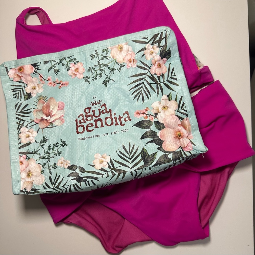 Agua bendita 2 piece fuchsia swimwear!! Totally NEW!